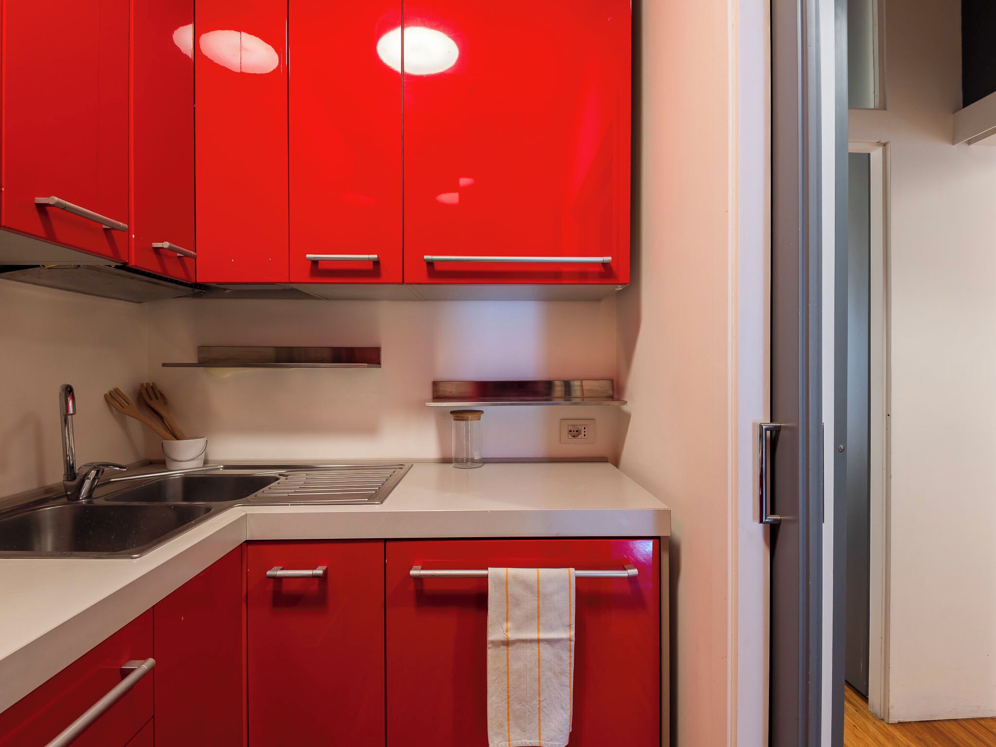 Fridge, oven, dishwasher, cookware/dishes/utensils