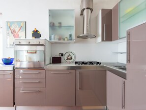 Fridge, microwave, oven, cookware/dishes/utensils - Solis Lux by Interhome (Roma: Colosseo – Fori Imperiali)