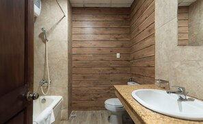 Deluxe Quadruple Room | Bathroom - Green Hotel  (Nha Trang)