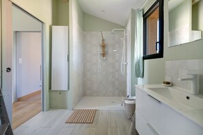 Douche, serviettes fournies
