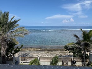 On the beach - Villa "Corail Noir" feet in the water (Saint-Paul)