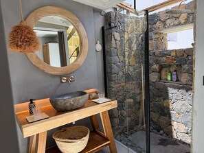 Shower, hair dryer, towels, toilet paper - Villa "Corail Noir" feet in the water (Saint-Paul)