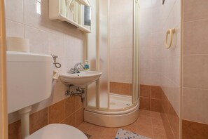 Shower, towels, soap - Vacation oasis in Jadranovo, perfect for 2-3 people (Jadranovo)