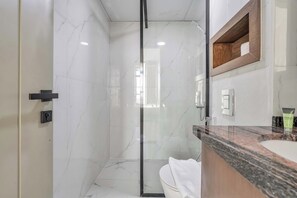 Shower, hair dryer, towels - Free housekeeping visits during your stay - Comfortable 1 Bed in Jebel Ali Sleeps 2 with Balcony! (Jebel Ali)