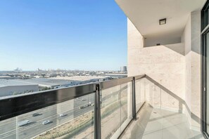 Property grounds - Free housekeeping visits during your stay - Comfortable 1 Bed in Jebel Ali Sleeps 2 with Balcony! (Jebel Ali)