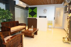 Unclassified image, 4 of 11, button - Eagle Inn Stay (Kanchipuram)