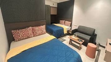 Suite | Premium bedding, desk, free WiFi, bed sheets