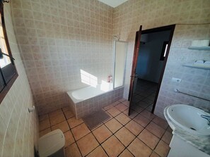 Secadora de cabello, toallas, jabón, papel de baño 