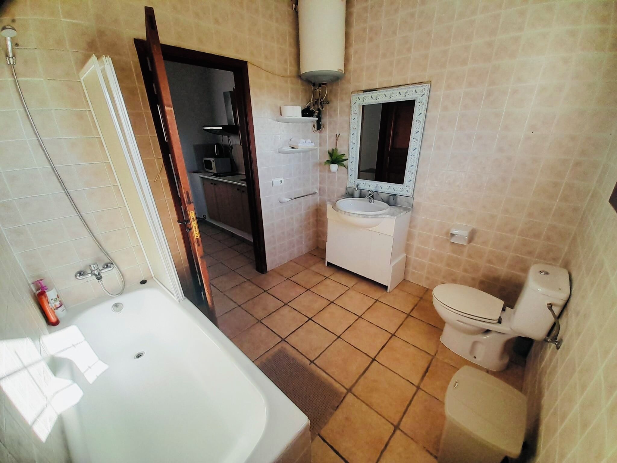 Haartrockner, Handtücher, Seife, Toilettenpapier