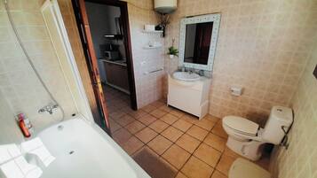 Haartrockner, Handtücher, Seife, Toilettenpapier
