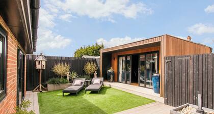 Luxury Beach Escape Broadstairs | Pool Table & Private Parking - Minutes to Broadstairs Town and Beach