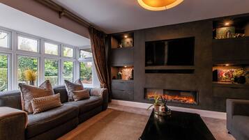 Smart TV, fireplace