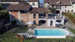 Il s’agit d’une propriété résidentielle dotée d’une piscine, d’un espace extérieur aménagé et offrant une vue sur les maisons voisines.