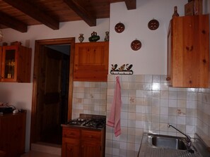 Superior-Apartment, Blick auf den Innenhof | Eigene Küche