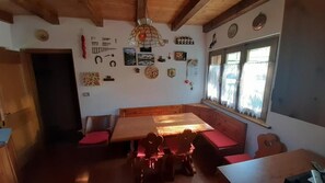 Leilighet – superior, bakgårdsutsikt | Oppholdsområde