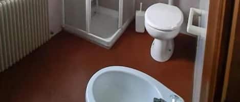 Superior Apartment, Courtyard View | Bathroom | Free toiletries, hair dryer, bidet, towels