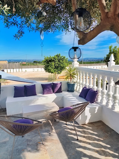 Exceptional extended stays in luxury rooms 15 minutes from Elche.