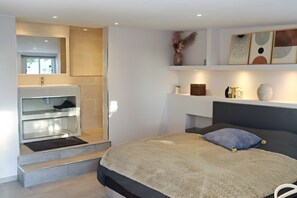 Iron/ironing board, internet, bed sheets