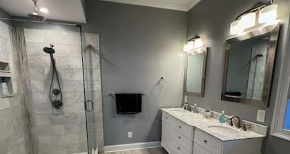7 Bedroom Updated Lake House Close to Charlotte