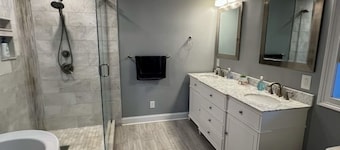 7 Bedroom Updated Lake House Close to Charlotte