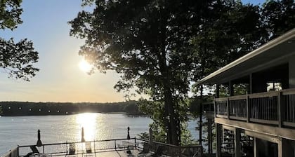 7 Bedroom Updated Lake House Close to Charlotte