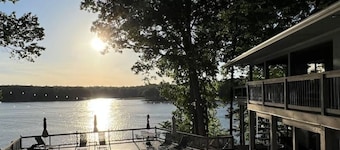 7 Bedroom Updated Lake House Close to Charlotte