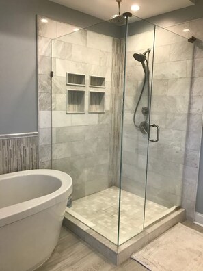 Shower, jetted tub, hair dryer, towels