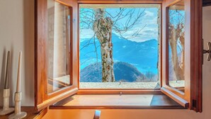 Ein Zimmer mit großem Fenster und Blick auf die Berge.