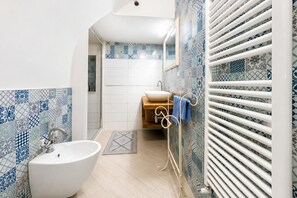 Douche, sèche-cheveux, serviettes fournies
