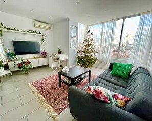 TV - Rare Huge Terrace | 3 Steps to Metro | Quiet Central Barcelona (Barcelona)