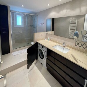 Shower, hair dryer, towels, soap - Rare Huge Terrace | 3 Steps to Metro | Quiet Central Barcelona (Barcelona)