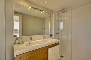 Shower, hair dryer - Villa Aitana with jacuzzi - My Rental Homes (Playa De Talamanca)