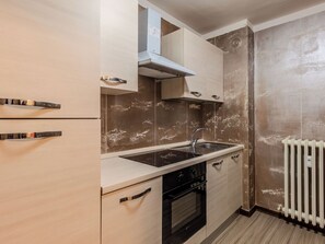 Kühlschrank, Ofen, Geschirrspüler, Kochgeschirr/Geschirr/Besteck