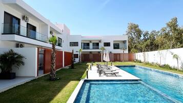 Una piscina al aire libre