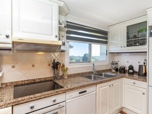 Fridge, microwave, oven, dishwasher - Coco Golf by Interhome (Sant Jordi)