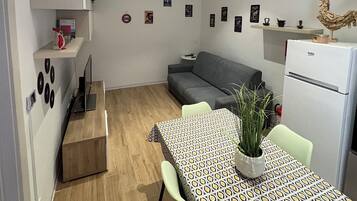 Studio, patio, vue cour intérieure | Coin séjour