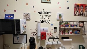 A coffee station with a welcome sign, coffee machine, mugs, and various food items. - Room & Brerakfast Nel Cuore di Faenza (Faenza)