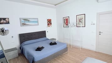 Vierbettzimmer, Terrasse, Blick auf den Innenhof