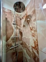 Deluxe Double Room | Bathroom