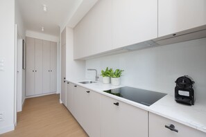 Kylskåp, mikrovågsugn, ugn och spishäll