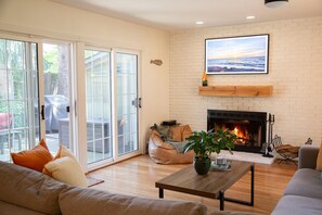 Smart TV y chimenea 