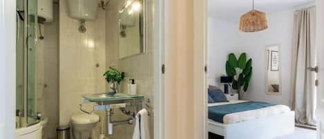 Hair dryer, bidet, towels, shampoo