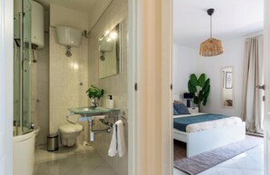 Hårtørrer, bidet, håndklæder, Shampoo