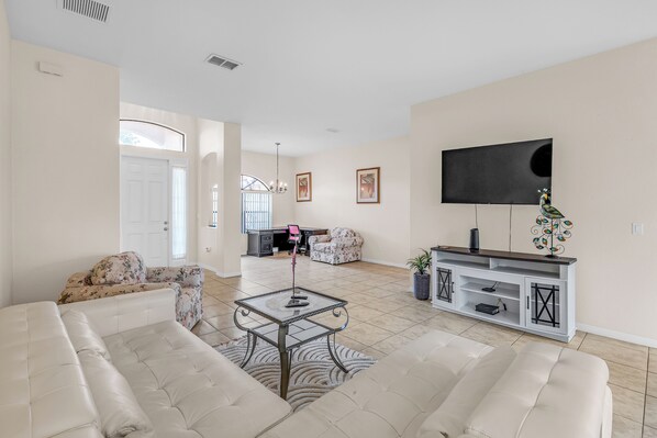 House | Living area - Retreat Charmz (Kissimmee)