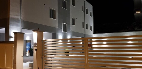 Portilla varustettu sisäänkäynti, jonka taustalla näkyy moderni rakennus.