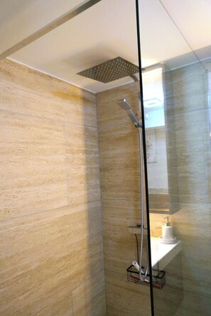 Shower, hair dryer, towels, soap - La maisonnette du 24, cosy, quiet hypercentre and teleworking (Toulouse)