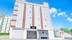 Un immeuble à plusieurs étages sur lequel on peut lire l’inscription « Townhouse Oak ».