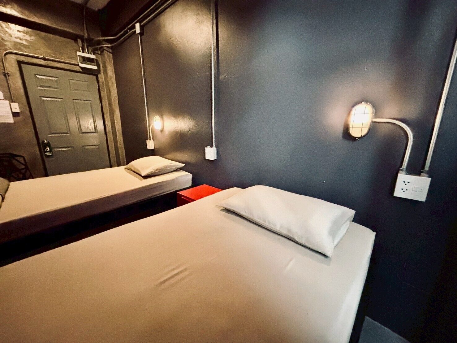 Habitación con 2 camas individuales, baño compartido