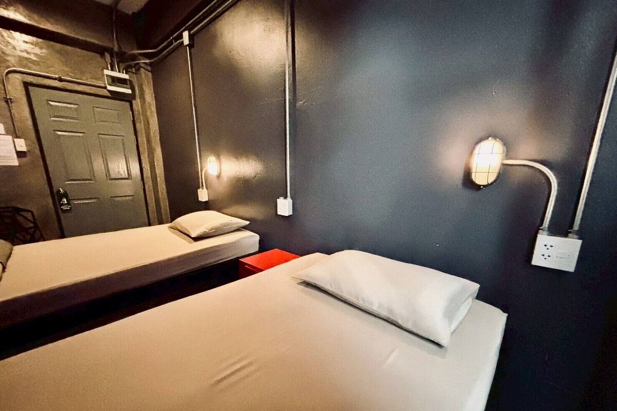 Habitación con 2 camas individuales, baño compartido