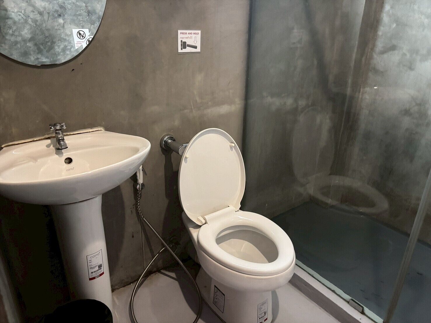 Une salle de bain équipée d’un lavabo, de toilettes et d’une douche.